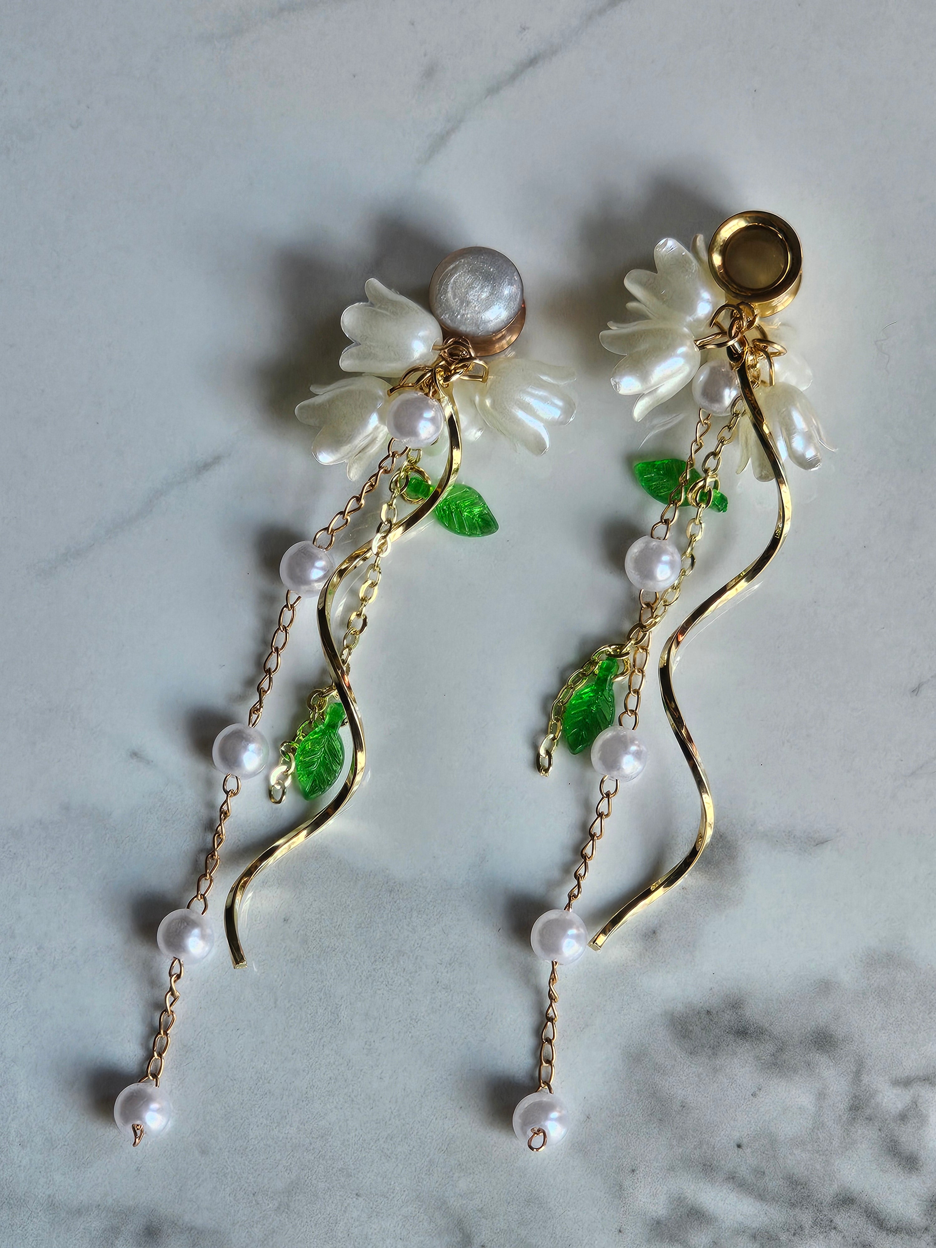 Faux pearl lily tassel dangle gauges
